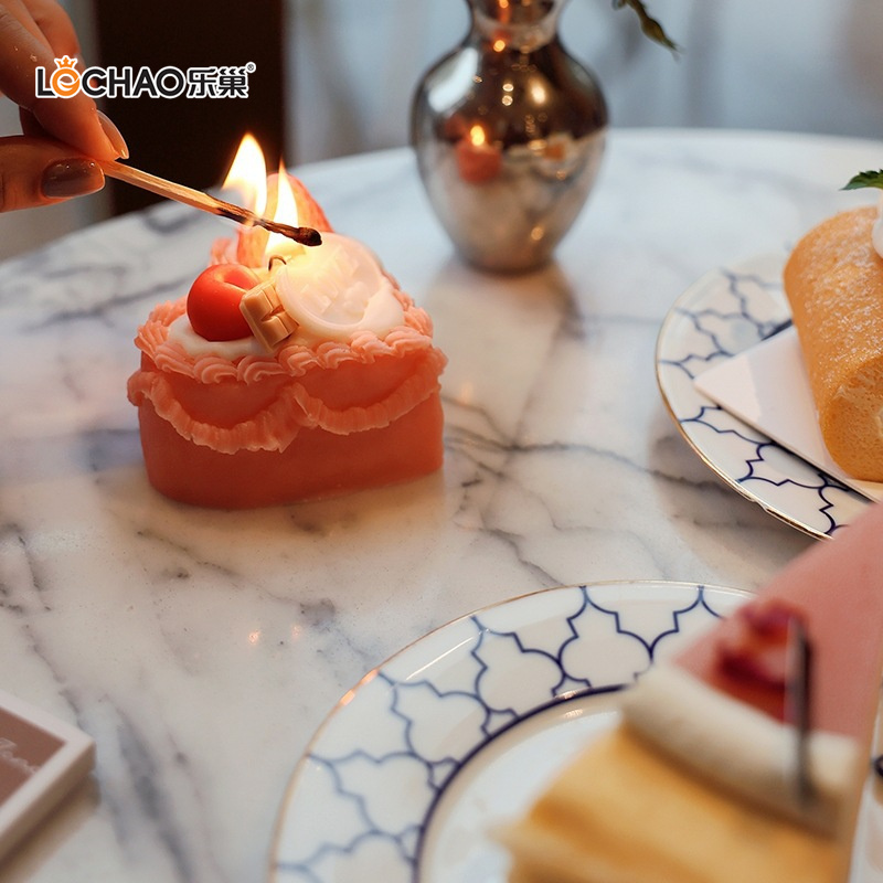 Gâteau D'anniversaire En Forme De Cœur Et De Fraise