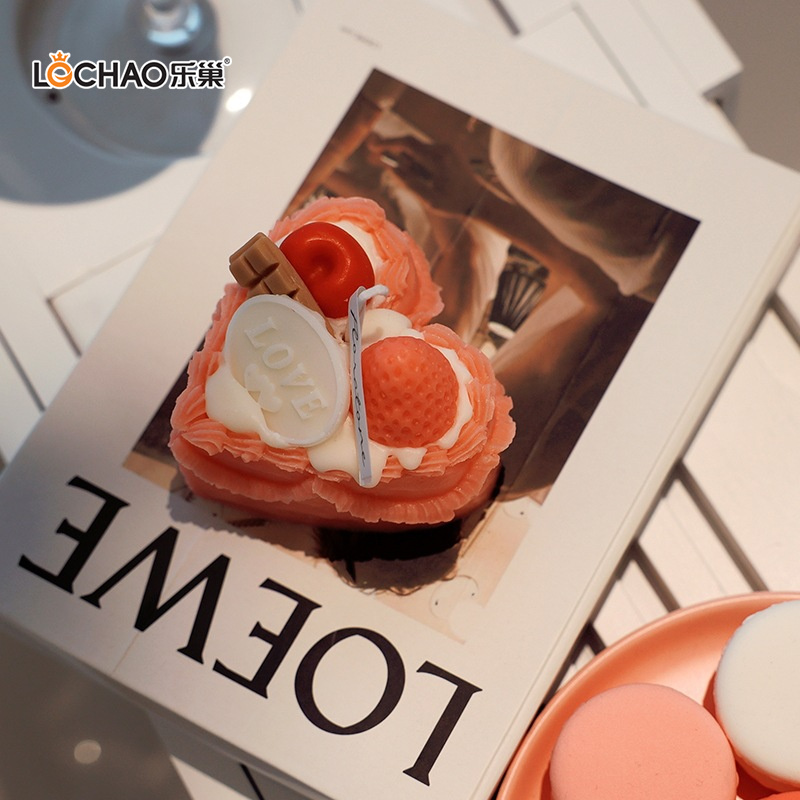 Gâteau D'anniversaire En Forme De Cœur Et De Fraise