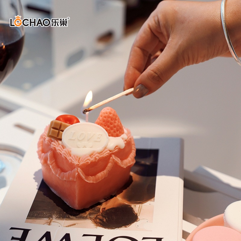 Gâteau D'anniversaire En Forme De Cœur Et De Fraise