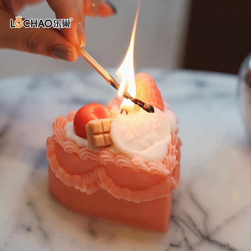 Gâteau D'anniversaire En Forme De Cœur Et De Fraise